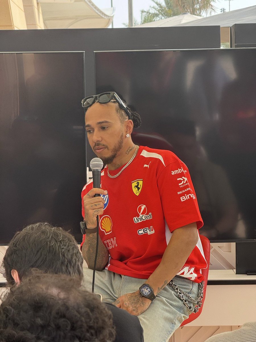 🗣️. Lewis Hamilton a déclaré que ces nouvelles réglementations, pour l’instant, ne correspondaient pas à sa vision de ce que doit être la course automobile. 😶

Après la première journée d’essais à Bahreïn, le pilote anglais a expliqué que le fait de ralentir dans un tour de
