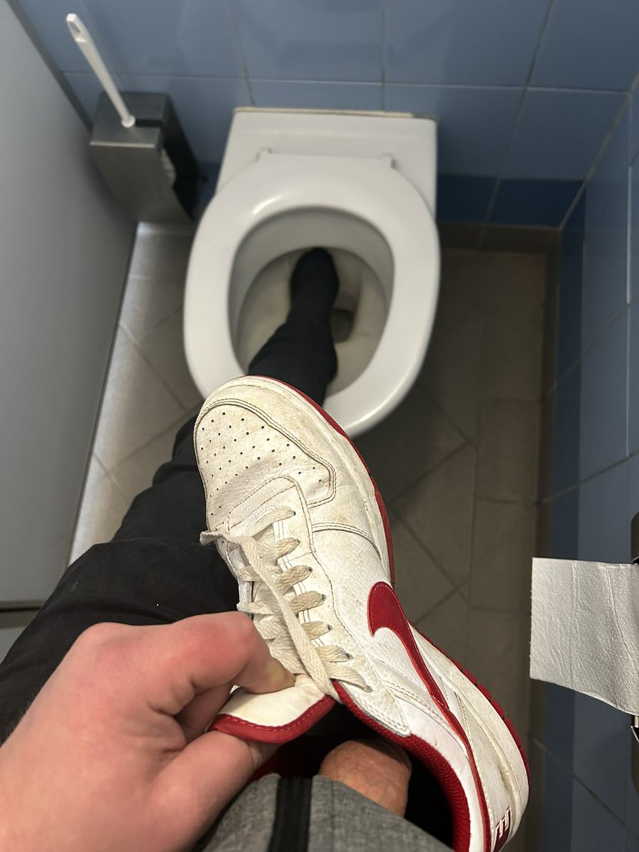 HumiliatingTeen's tweet photo. Now I'm going to lick them clean!

#cashmaster #cashslave #paypig #feet #malefeet #dirtysocks #masterfeet #findom #feetmaster #footworship #moneyslave #smell #nikeboy #alphamale
#italianboy #master https://t.co/9ttDXvSfpD