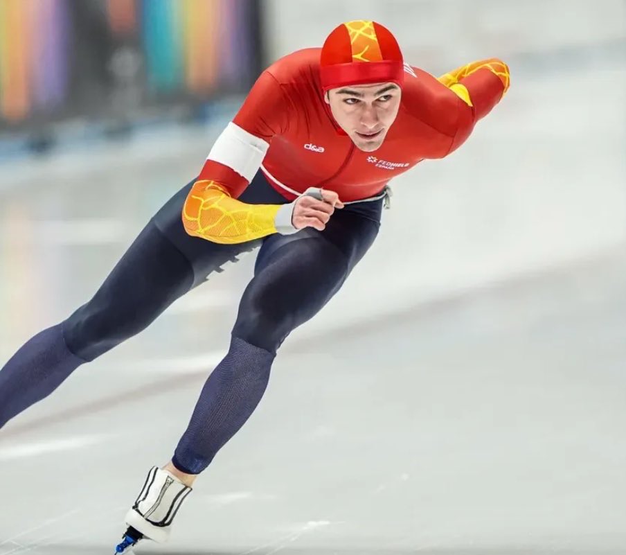 El 11 de septiembre de 2023, 🇪🇸 Daniel Milagros mandaba un mensaje de audio a su entrenador <a href="/PF_Arraras/">Ángel Arrarás</a> aceptando la propuesta de probar el patinaje de velocidad sobre hielo.

En enero de 2024, se compraba sus primeros patines.

Hoy, dos inviernos después, debuta en los Juegos.