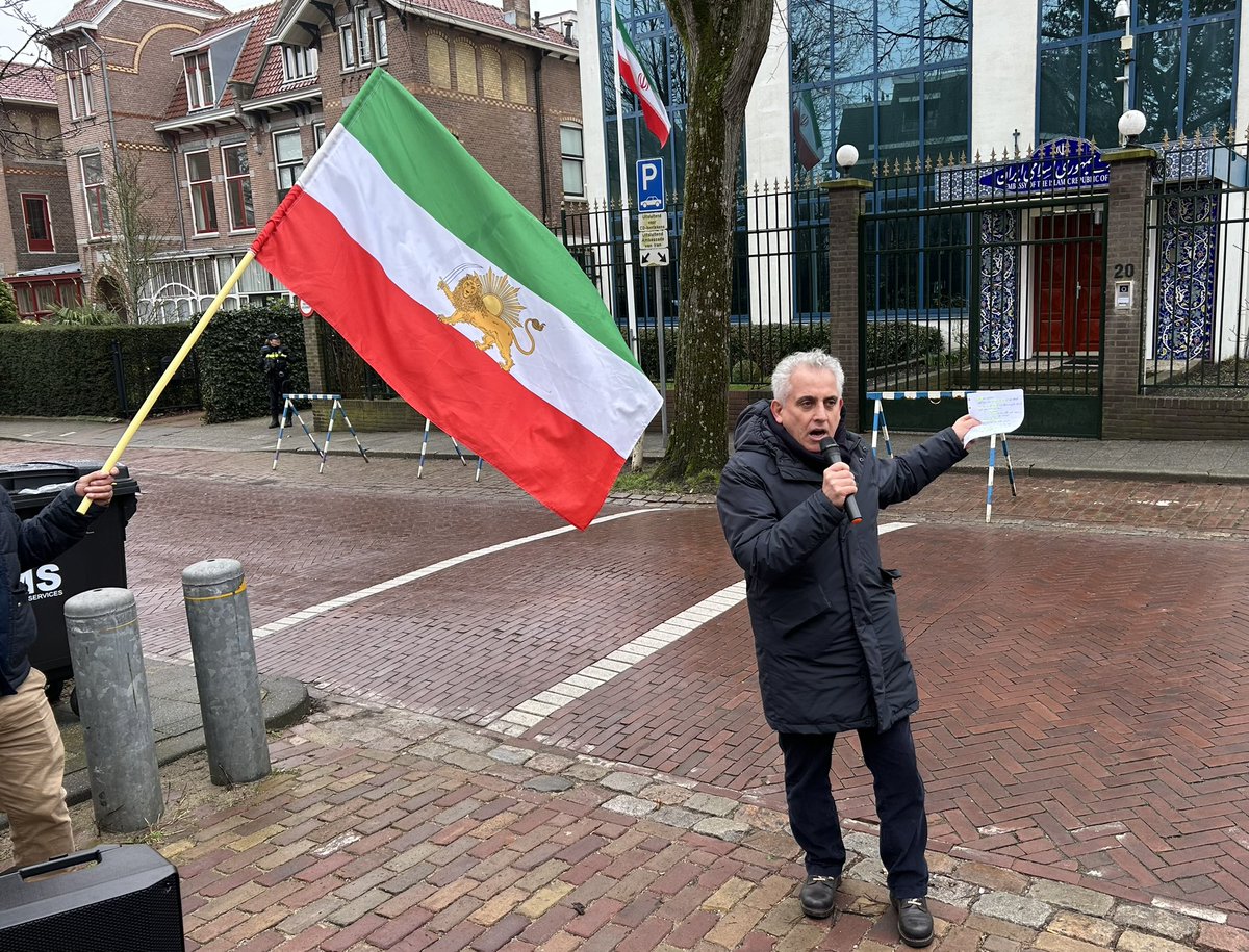 ComiteIranVrij's tweet photo. Voor de 3e keer demonstreerde het Comité Iran Vrij bij de Iraanse ambassade. D66 senator, @DittrichBoris riep op een tribunaal in te stellen om de leden vh regime te vervolgen. Voor columnist #KeyvanShahbazi was het 42 jaar geleden dat hij voor de ambassade stond. Hij huiverde. https://t.co/Gk9RS3mcRM
