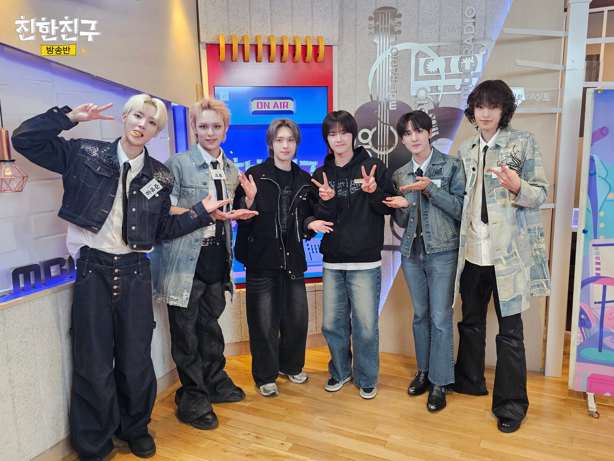 mbcbf_bf's tweet image. 🏫친친방🏫

#친한친구방송반
#AxMxP #에이엠피 @AxMxP_official
#가온 #정수 #엑스디너리히어로즈 #XdinaryHeroes 
@XH_official

밴드맨들의 만남이라는거 정말 아름다운거구나...🤟

🏫친친방 개명했습니다
👨‍🎤친친락페스티벌입니다 
방에서 즐길 수 있는 따끈한 페스티벌....❤️