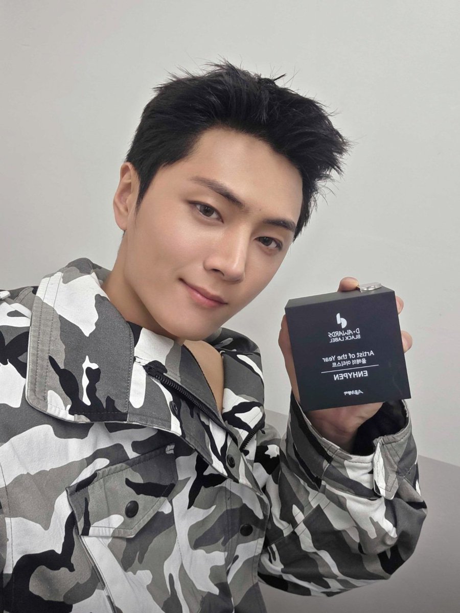 📝 [WEVERSE] #JAY 🌟 criou um novo post:

“ENGENE Obrigado por sempre me dar essa felicidade.
Para que o nome do ENGENE cresça ainda mais, o ENHYPEN continuará voando cada vez mais alto!
Não consigo expressar tudo com duas letras de amor, e muito obrigado!
A todos, uma noite