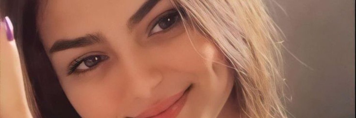 عليها ملامح صاحبي ياخميس مشيط
لو إن نظرته ماهي بتشبه لنظراته
//
وليفٍ جروحه مانفع جرحها التخييط
ولا الفكر ينسى عن جحوده وغلطاته
//
لكن حبها له قصر عامر وحوش وحيط
وظلوعي تقول انها معه حيل سكرانه
//
تزور الحنايا دون موعد ولا تخطيط
عليها سلام القلب كله وشريانه