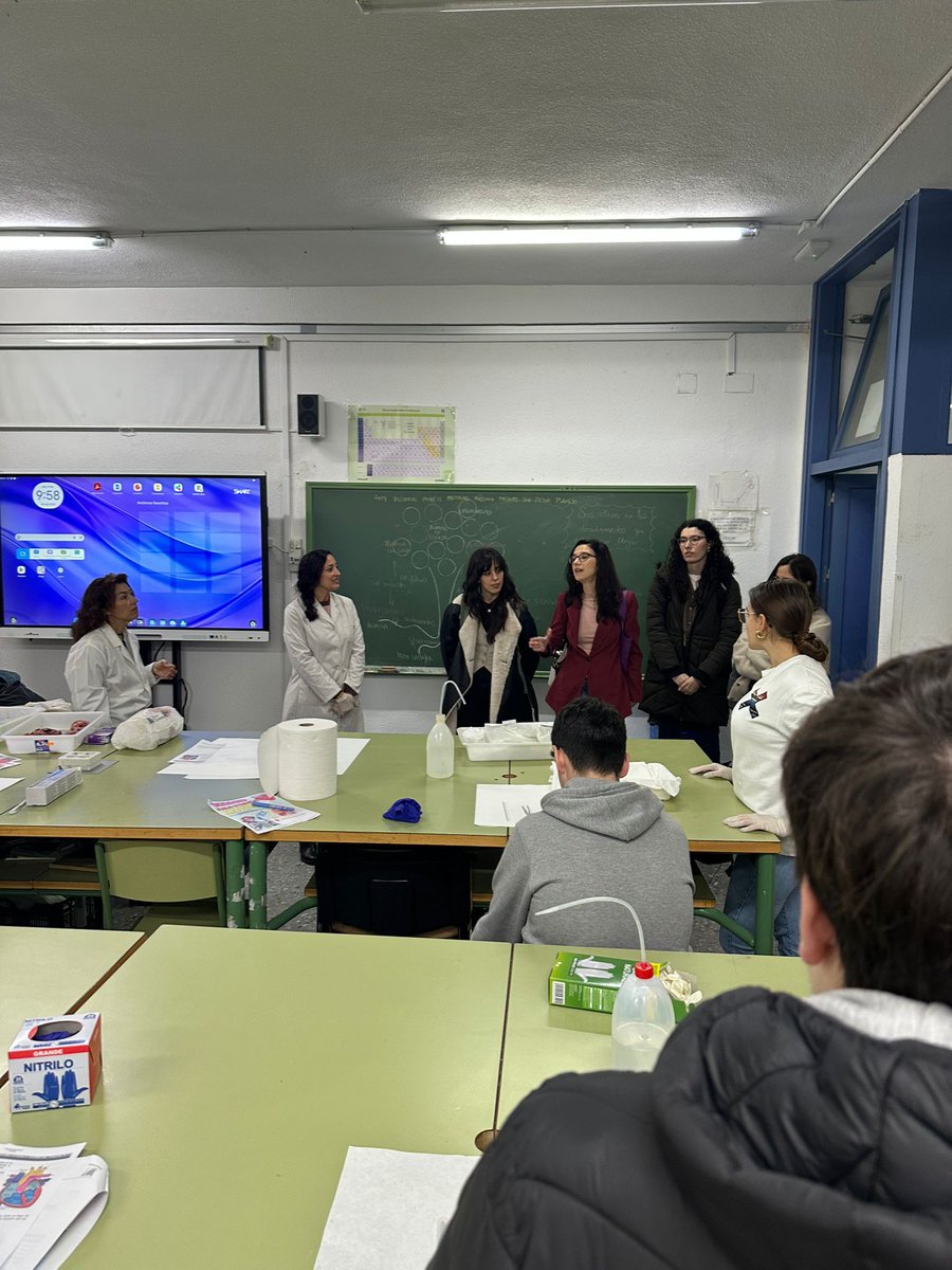 marpracar's tweet photo. Un año más volvemos a divulgar por el día de la Niña y la Mujer en la Ciencia para hacer llegar nuestra investigación a las más jovenes. Hoy lo hemos hecho en el IES JACARANDA. @PabloHuertasLab @cabimer @ContraCancerCAC https://t.co/DQ86fERDZ5