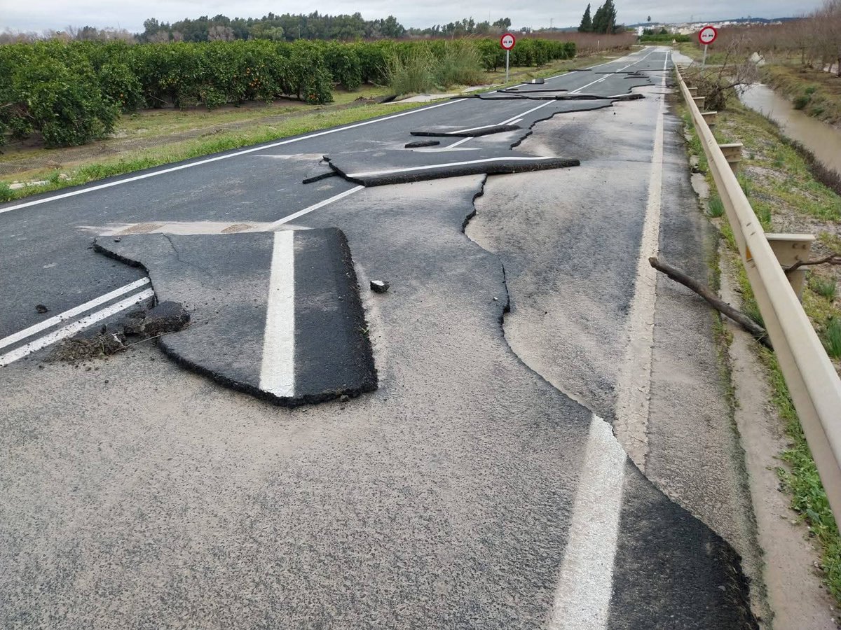 🚨 AVISO DE ÚLTIMA HORA: DAÑOS ÚLTIMAS BORRASCAS EN CARRETERA ALCOLEA DEL RIO CO. GUADAJOZ

El Ayuntamiento de Alcolea del Rio informa que el estado de la carretera SE- 4104 es muy deficiente tras la retirada de la crecida del río