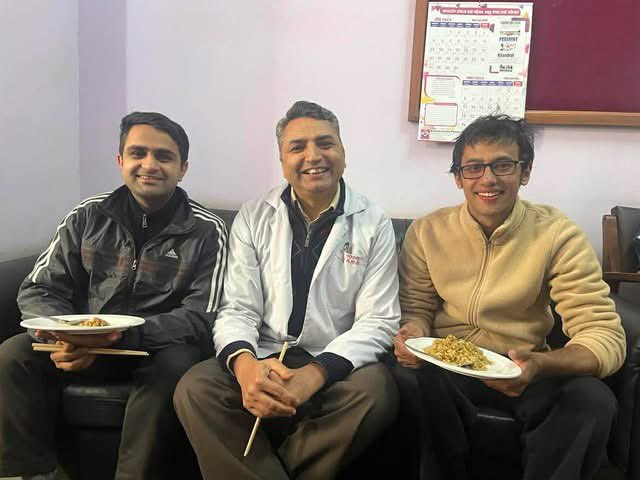 चीनबाट फर्केसी सिधै घर गैयो। अनि १३ दिनको बसाई पछी काठमाडौं आइयो, दाईको हातबाट खुँदो चिऊरा (पहिलो पल्ट) खाइयो। एक मीठो दर्शन भेट जुर्यो। निक्कै सालहरू बितेछन्, यसो भनम् यतिंजेल मेलम्चीमा धेरै पानी बगिसक्यो होला। एक्सतिर सबैमा सम्झना। तस्बीरका प्रिय पात्रहरू चिन्ने जिम्मा तपाईलाई।