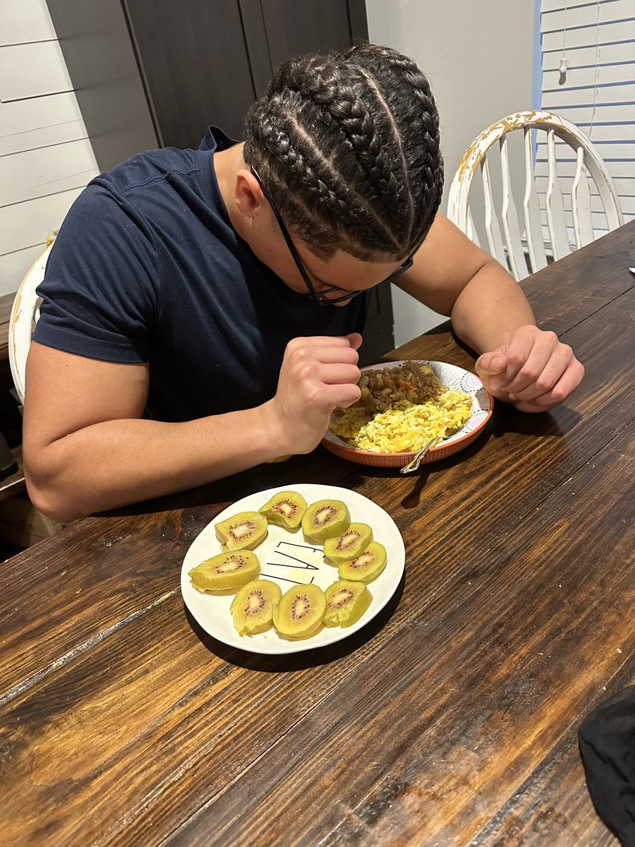 KendelCollier28's tweet photo. Give thanks and be grateful, 5:30 comes early…

5 Scrambled Eggs
Chicken and Vegetable Rice
2 Kiwi https://t.co/a5uHl6IUf2