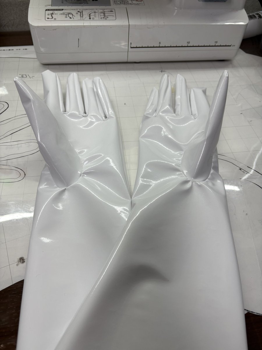 衣装制作の進捗があまりよく無いですが…手袋を作りました。前に作った時よりだいぶマシになったけど、まだまだですね💧ちょっと作り直しを考えるレベル。とはいえ、経験値が少ないから仕方ない。完璧を目指すより完成させるしか無い。。