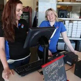 🇺🇸🍕🚑 IL COMMANDE CHEZ DOMINO’S PRESQUE TOUS LES JOURS… LES EMPLOYÉS LUI SAUVENT LA VIE EN REMARQUANT QU’IL N’A PAS COMMANDÉ DEPUIS 11 JOURS.

En 2016, Kirk Alexander, habitant de Salem (Oregon, États-Unis), commande chez Domino’s presque quotidiennement, parfois même plusieurs