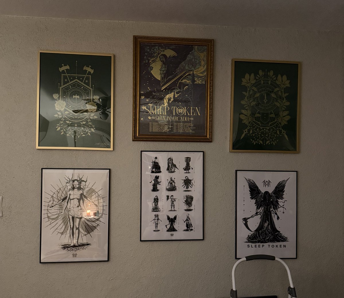 very slowly getting pictures hung up in my house now and I had priorities 😇 I still have so many st pictures to hang bro 😪