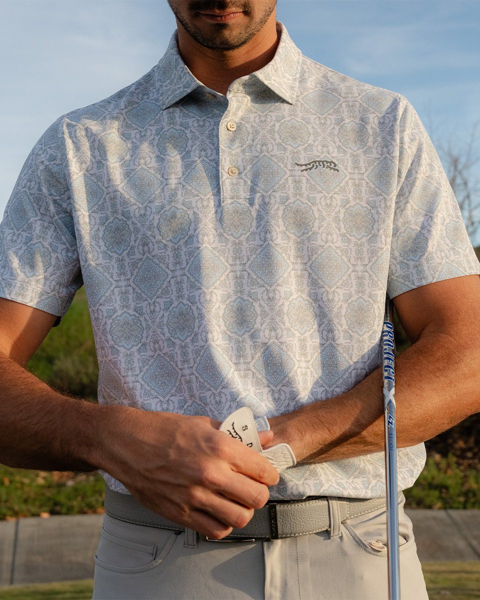 SunDayRed's tweet image. Throwback style refined by insights from the ultimate competitor. Custom artwork flows across fabric engineered for performance, capturing a modern tribute to the relentless pursuit that is Tiger's legacy. Shop all-new polos: sundayred.com/men/tops/polos… #SunDayRed