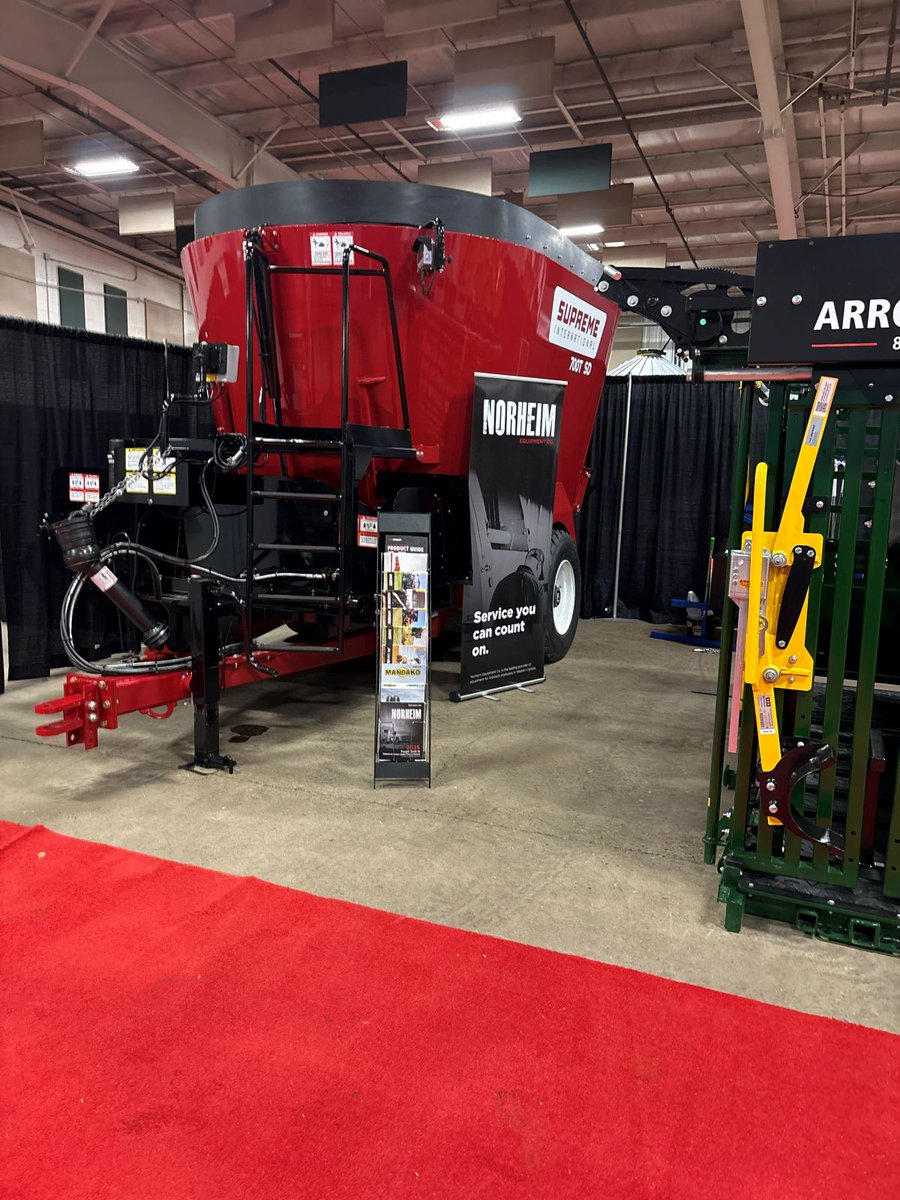 SupremeInternational tweet media