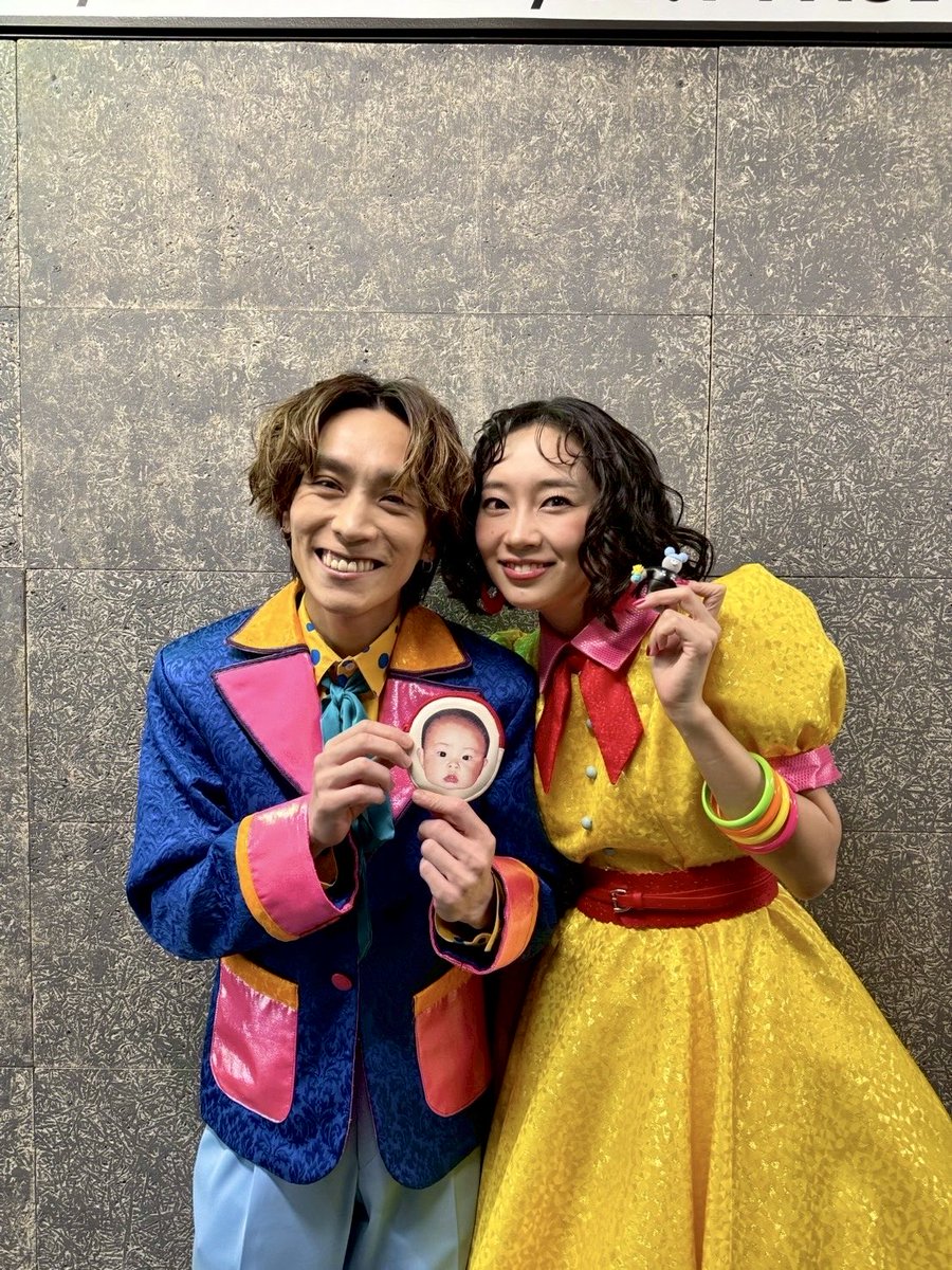 KurumiSofficial's tweet photo. #渡辺直美20東京ドーム
ヘアスプレー再集合しました✨🍭

東京ドームって…すごい……
歌って踊れて幸せでした💞

ほんっっとーーたのしかったーーー❣️❣️❣️
ナオミちゃんありがとう❣️最高❣️
お疲れさますぎる❣️

Geminiでナオミちゃんとみんなで写真撮れた♡🥺 https://t.co/1aNobQwk7c