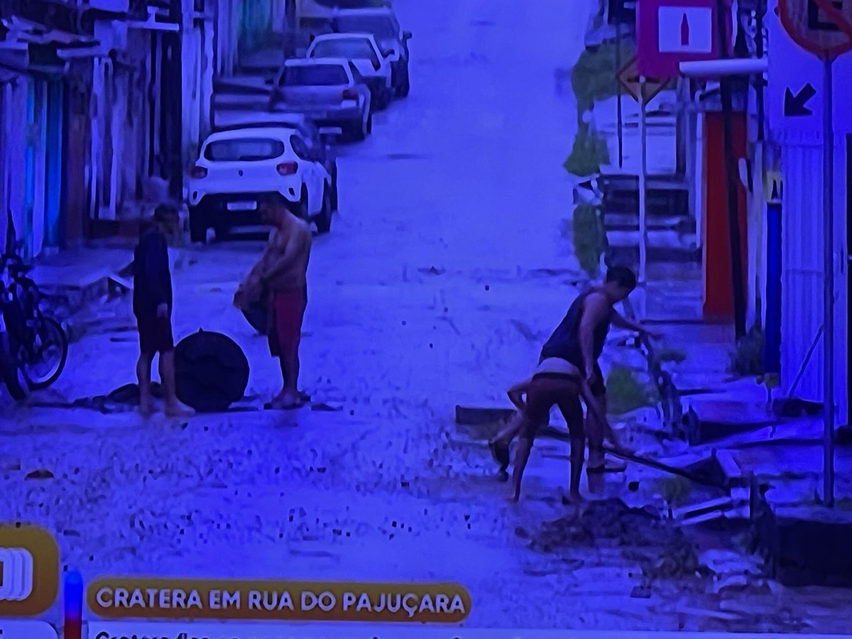 Em Pajuçara!! Crateras q populares enfrentam,chuvas criaram o caos, a espera do poder público!! Absurdo!!