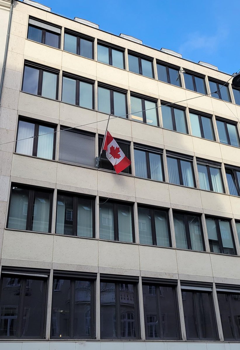 KanadaBotschaft's tweet photo. Unsere Flaggen an der Botschaft in Berlin sowie an den Konsulaten in München und Düsseldorf wehen heute auf halbmast, während wir um die Opfer der Tragödie in Tumbler Ridge, British Columbia, trauern. https://t.co/hIXE1s1DUP