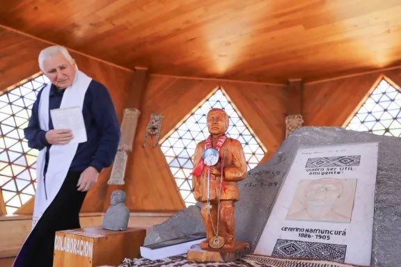 Argentina se independizó de España en 1816 y las comunidades, pese a los intentos del ateísmo militante unitario🇬🇧, siguen siendo profundamente cristianas en general y católicas en particular 

📷: misa en el Santuario con forma de Kultrum del beato Ceferino Namuncurá (Neuquén)