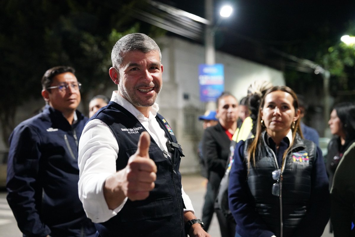 mauriciotabe's tweet photo. Desde 2021 hemos ido paso a paso mejorando la colonia 5 de Mayo: luminarias, fachadas, banquetas y reencarpetado.

Ayer por la noche estuve con vecinas y vecinos supervisando las nuevas luminarias porque no es sólo infraestructura, significa llegar a casa con más calma y sentir la calle más segura.💡