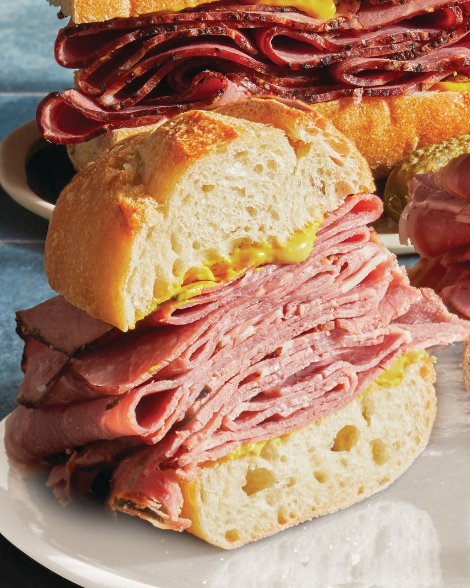 Il n’y a rien de plus canadien que de la Viande fumée à la montréalaise sur Demi-baguette. 🙌🇨🇦

De l’assiette au podium, les favoris des Canadiens nous rassemblent.

Magasinez-les et savourez les victoires > ow.ly/3GJf50YcRJQ