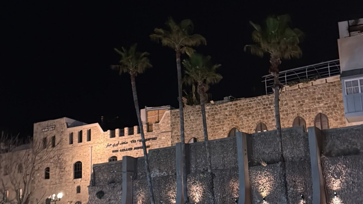 لا تذخرون الرسايل والرسايل حياة
ولا تقطعون المواصل والمواصل جبر .