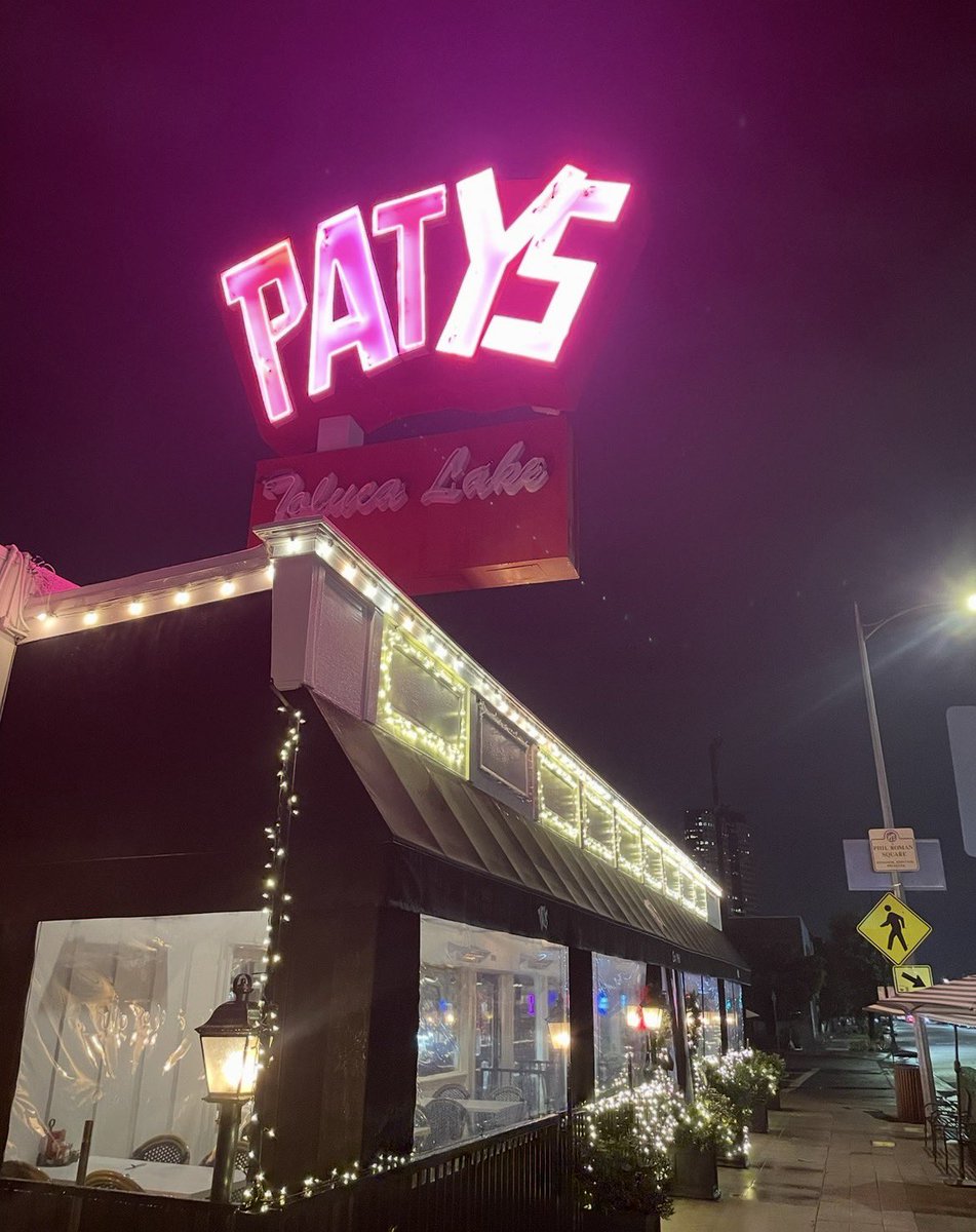 LaInaMinute's tweet photo. Last night was one of those nights that L.A. was especially beautiful, the City of Neon aglow in the pre-rain mist. https://t.co/89UviPnZcm