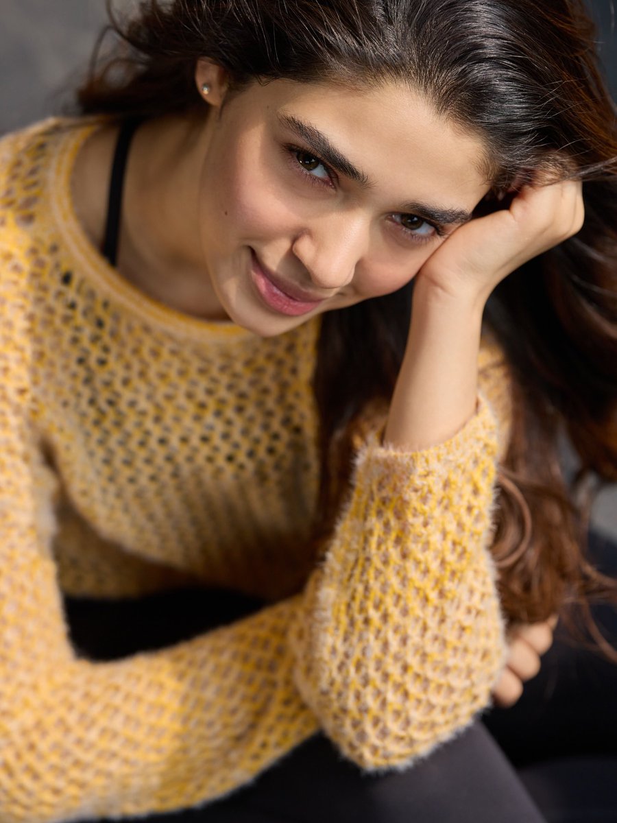 Amitdrd41s's tweet photo. Sunshine in a sweater ☀️💛
Those eyes, that smile… 😭 effortless charm in every frame. @IamKrithiShetty you redefine natural beauty ✨🥺🫶😘❤️#KrithiShetty #NaturalGlow #CuteQueen #PureCharm #BeautyInSimplicity 💛 https://t.co/FupdyxCTmM