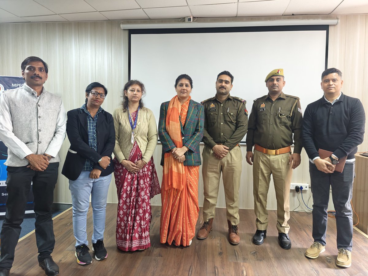 DcpCrimeKanpur's tweet photo. साइबर अपराध की रोकथाम हेतु चलाए जा रहे अभियान के क्रम में साइबर सेल द्वारा महाराणा प्रताप इंटरनेशनल स्कूल, कल्याणपुर कानपुर में गोष्ठी आयोजित की गई।उपस्थित छात्र-छात्राओं एवं अध्यापकगणों को साइबर अपराध से बचाव के उपायों की विस्तृत जानकारी प्रदान की गई।
@kanpurnagarpol @Uppolice https://t.co/Ke7KolUBVk