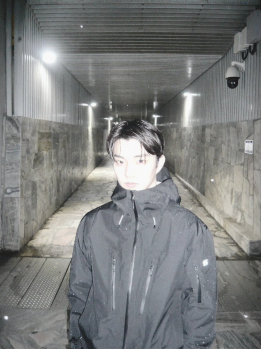 Jikchangmin's tweet photo. For a moment, everything feels suspended. Breath visible, time slowed, winter holding its silence. https://t.co/akt0LMbBQa