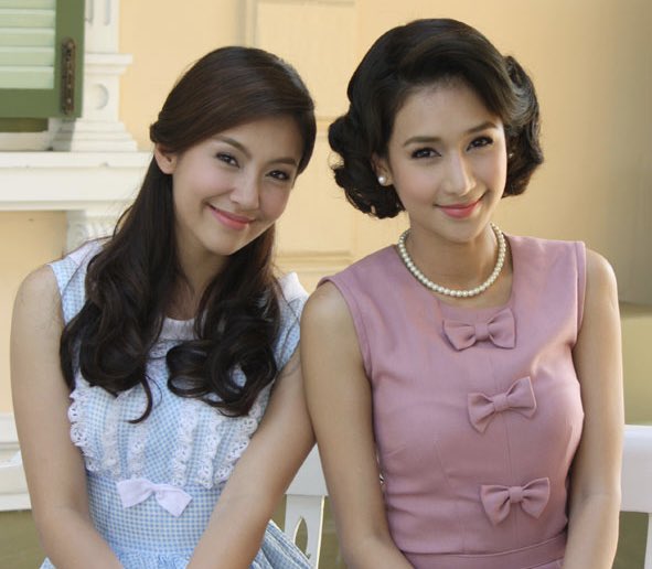 Nyueiz's tweet image. และใช่ค่ะ ทรงผมที่ถูกต้องตามยุคจะเป็นของนางร้ายเสมอ ทรงผมนางเอกมักจะถูกทำให้โมเดิร์นให้เข้าตาคนดูในยุคปัจจุบัน แต่ความจริงถ้าผมแบบนางเอกไปอยู่ในยุคนั้น คงโดนคนค่อนแคะนินทาตั้งแต่ต้นซอยยันปากซอย5555555 แม้แต่สาวบ้านนอกในยุคนั้นก็ยังเข้าร้านดัดผม