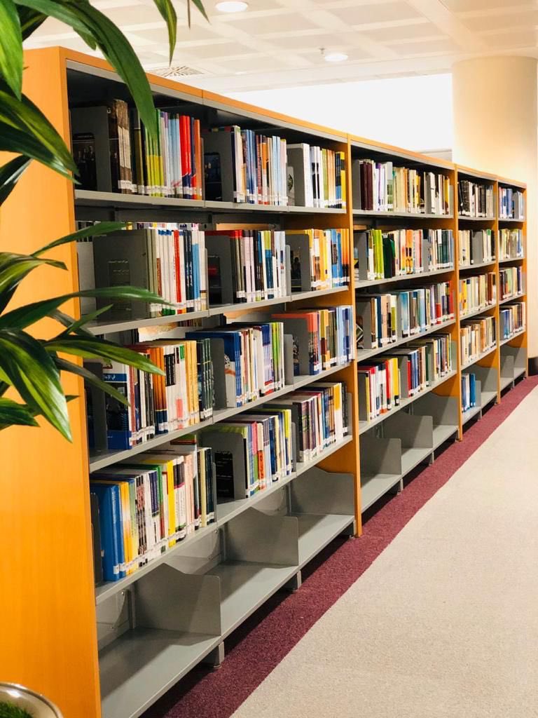 Imamu_Libraries's tweet photo. في إطار تعزيز الشراكات التعليمية ونشر المعرفة،استضافت #الإدارة_العامة_لشؤون_المكتبات 
 طالبات من مدارس الرؤية الجديدة في مكتبة مدينة الملك عبدالله للطالبات ، ضمن تجربة معرفية تفاعلية هدفت إلى التعريف بخدمات المكتبة ومصادرها العلمية، وتعزيز ثقافة القراءة والاستكشاف المعرفي لدى الطالبات، بما يسهم في دعم رحلتهم التعليمية وإثراء خبراتهم المستقبلية. #جامعه_الامام