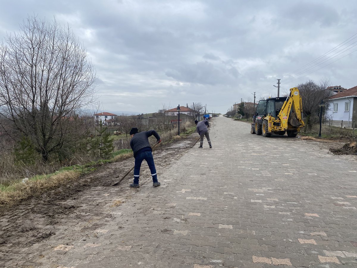 🚜🚧Belediye Başkanlığımız tarafından ilçemizde devam eden çalışmalar kapsamında; Kümbet Yeniköy Mahallemizde mahalle içindeki yolların stabilize malzeme ile iyileştirilmesi, Dutluca Çamaşırhane yenileme çalışması ile İsmetpaşa Mahallemiz Atatürk Caddesi Altınbayır Mevkiinde