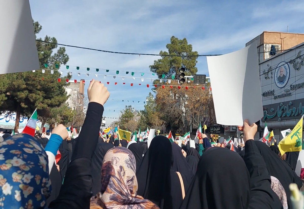 Hasti_2201's tweet photo. شاید هیچ دوربینی نتواند وسعت این حضور را آن‌گونه که هست روایت کند؛
اما کافی‌ست به یک قاب نگاه کنی تا بفهمی عظمت، در هر دست بالا رفته، هر پرچم و هر نگاه موج می‌زند.

#فتح_بزرگ
#تجدید_پیمان https://t.co/uhrSgwnaTk