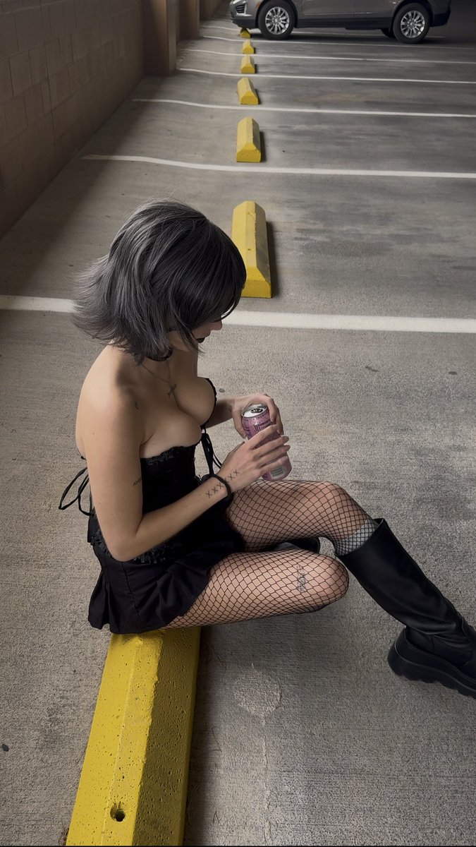 laurenxburch's tweet photo. 🖤 https://t.co/qgDEvKNSpC