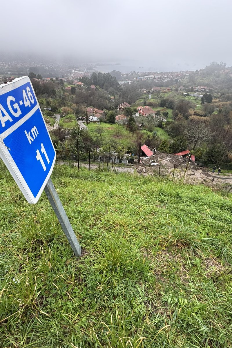 AlbertoSxenick's tweet image. Un movimiento de tierras por debajo de la autovía del Morrazo sepulta una casa en #Moaña y deja un herido
Madre naturaleza va reclamando lo suyo.