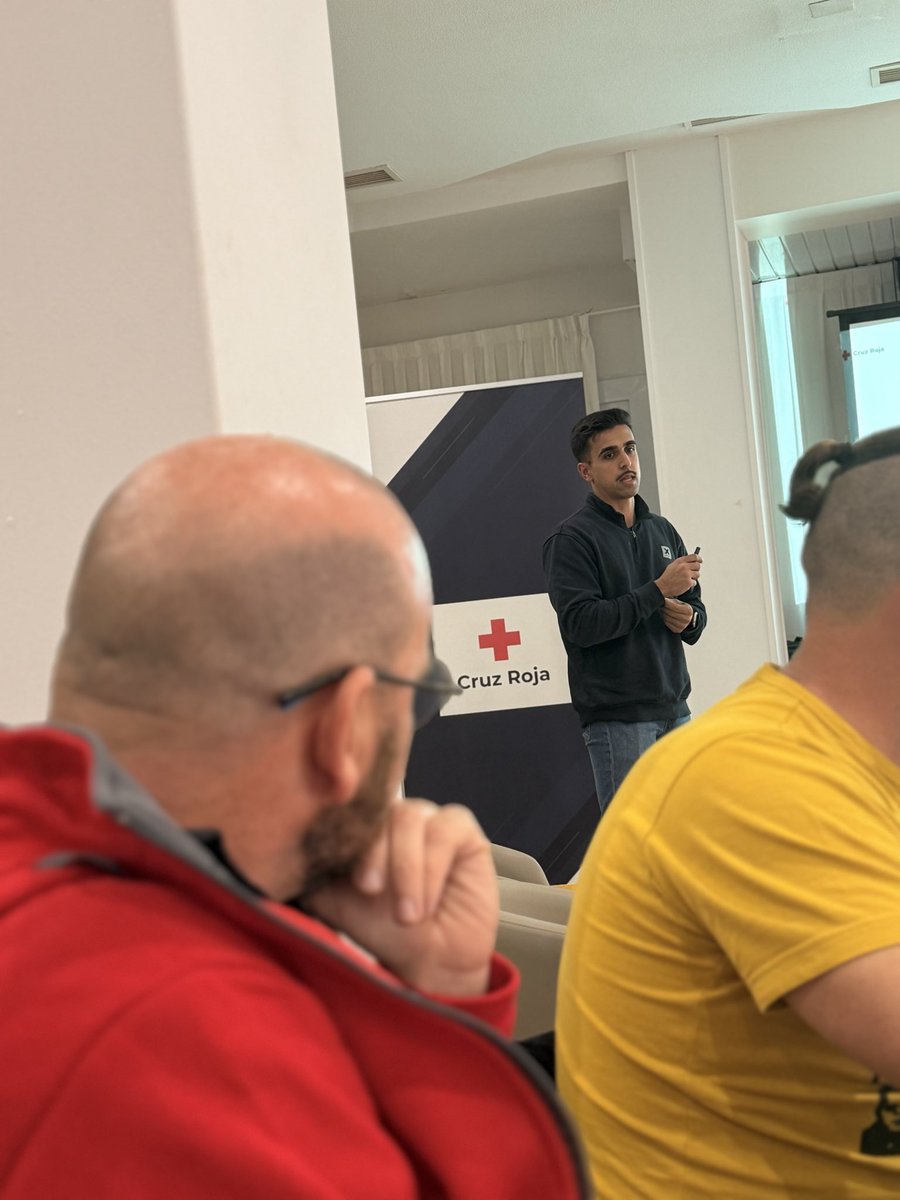 CruzRojaRMurcia's tweet photo. Iniciamos las Jornadas Técnicas de Tabajo del área de #socorros en el que nuestros técnicos y #voluntarios de #emergencias 🚨comparten sus experiencias e impresiones durante las intervenciones del año 🤝🏼 para avanzar en la mejora y calidad de nuestras intervenciones. #CruzRoja https://t.co/cRfLbceKRH