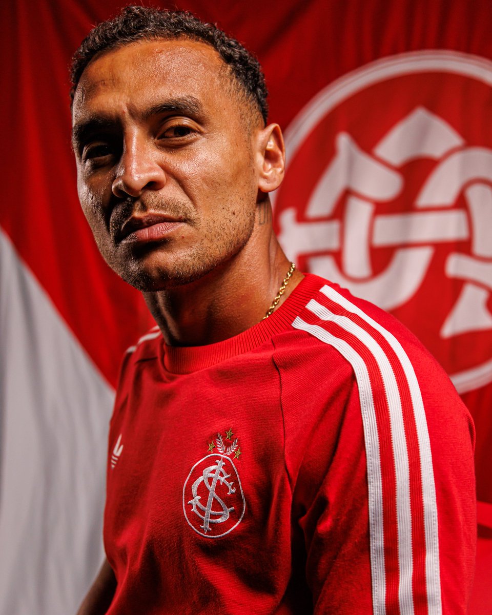 SCInternacional's tweet photo. Classe e elegância é com Alan Patrick e @adidasoriginals. A nova coleção já está disponível na Inter Store online e nas lojas físicas. Garante a tua. Edição limitada: https://t.co/dTPsPu55yZ 🎩🇦🇹 https://t.co/kdSoBpf5lz