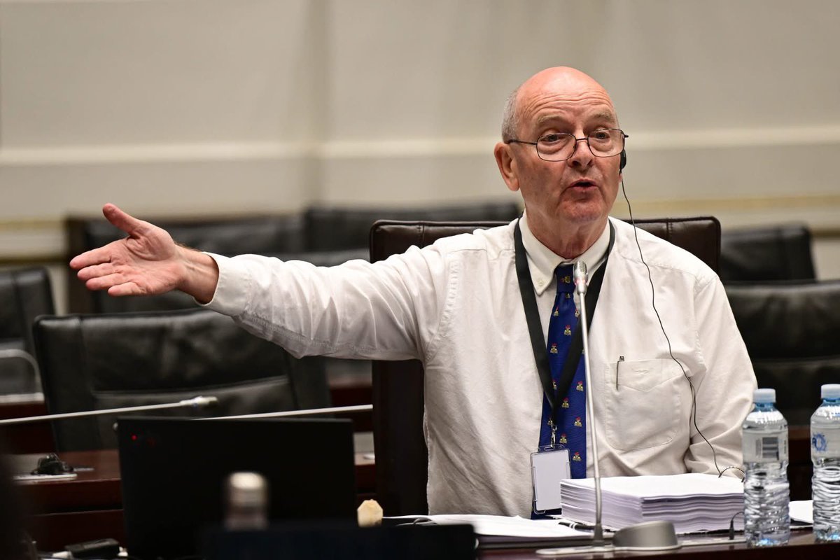 Man’s NOT Barry Roux tweet media