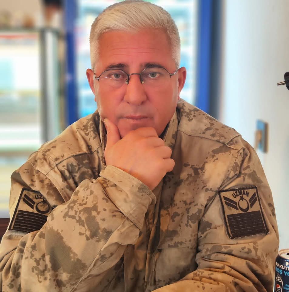 Ağrı’nın Diyadin ilçesinde  Jandarma Uzman Çavuş Bekir Yalçın görevi başındayken geçirdiği kalp krizi sonucu #vefat etmiştir. Değerli arkadaşımıza Allah'tan rahmet, ailesine ve yakınlarına başsağlığı diliyorum, Camiamızın başı sağolsun.                               #UzmanÇavus