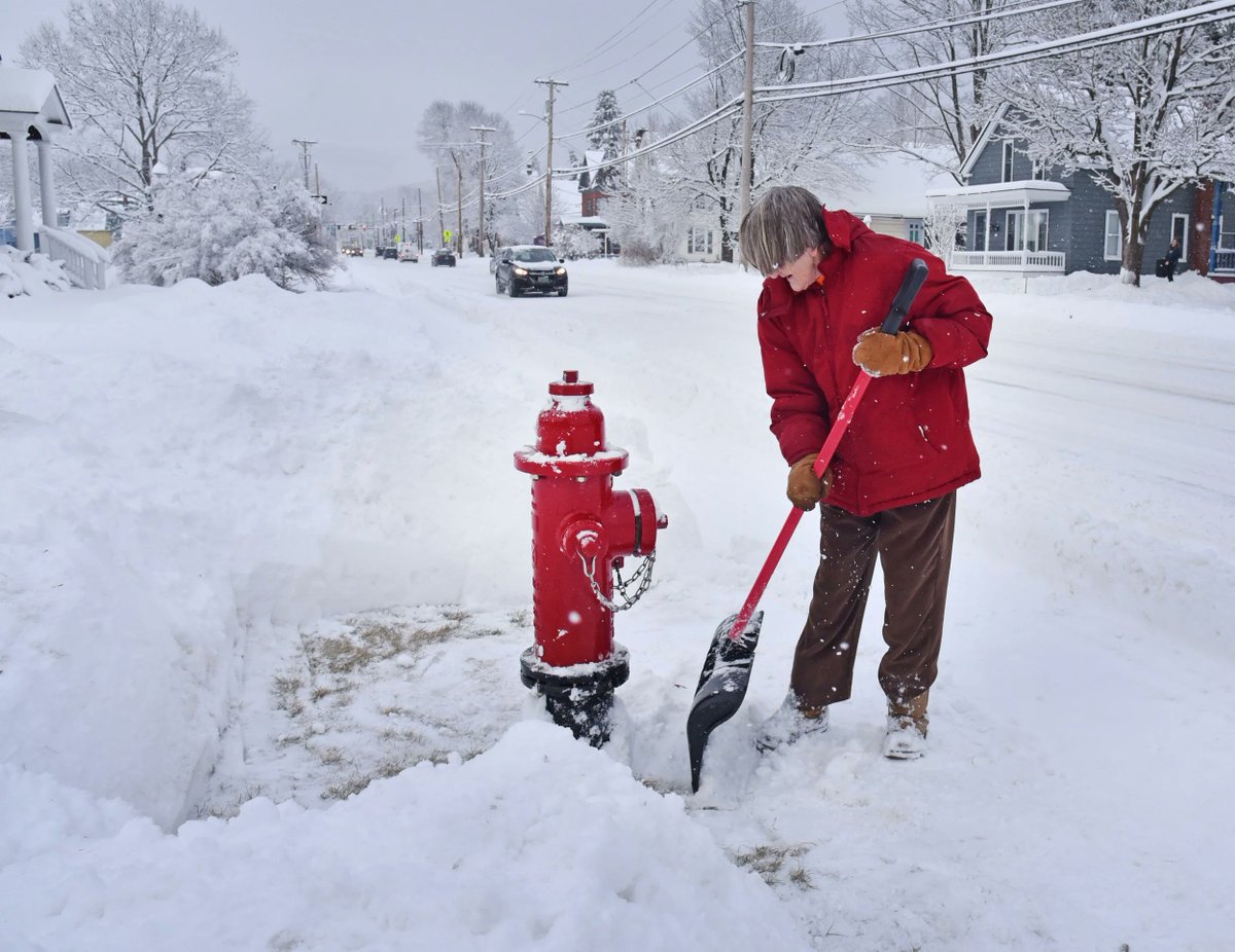 Please, don't wait for someone else to make sure that a fire hydrant is accessible, and certainly do not wait until access to a fire hydrant is needed to help put out a fire. Do the right thing yourself and get it done. (#PrayTogether for firefighters.)
newsday.com/long-island/fi…