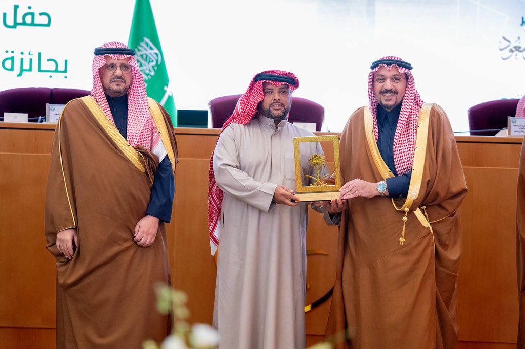 سمو  #امير_منطقة_القصيم 
يهنئ الفائز محمد بن عبدالله المالكي بمناسبة فوزه بـ  #جائزة_صناعة_المحتوى لتميزه بالإرشاد والتثقيف الزراعي.