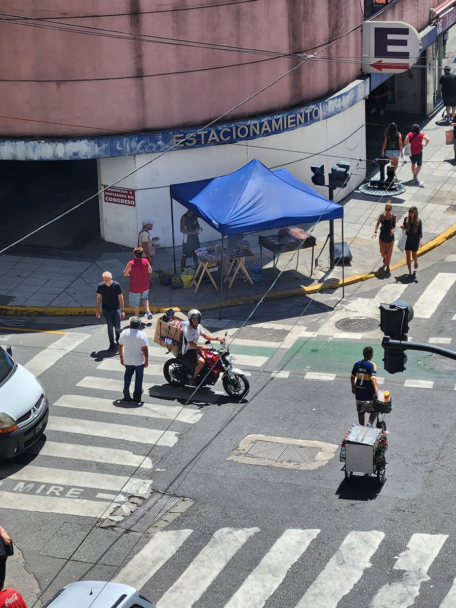 El choripanero evoluciono en congreso city y ahora pone gazebo. En 2 bajo.