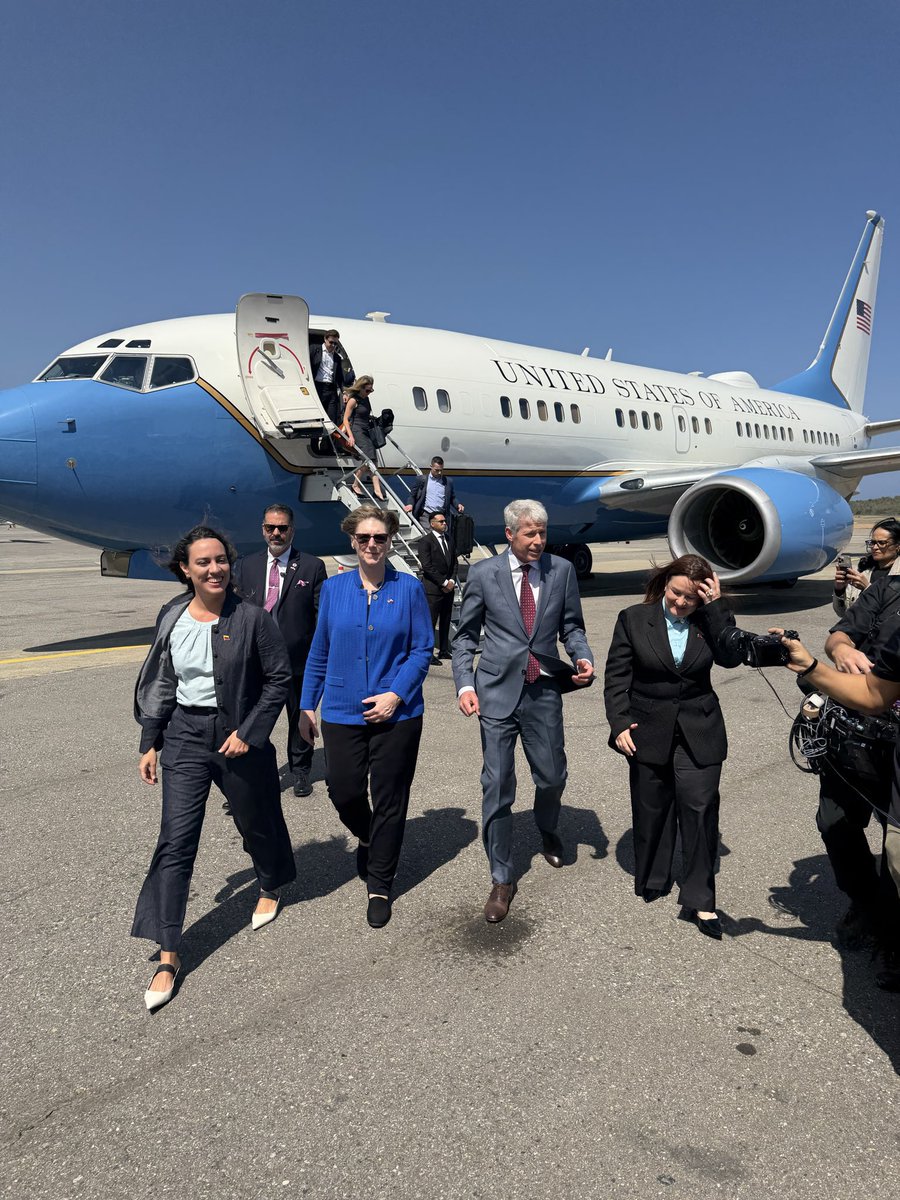 #AHORA | Diplomática Laura Dogu acompaña al secretario de Energía, Wright, en su llegada a Venezuela.