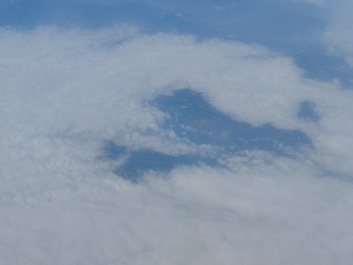 它是什么
取决于你带了什么样的目光

乍见时
只觉得
有颗心
在云里
悄悄歪了一下^ω^