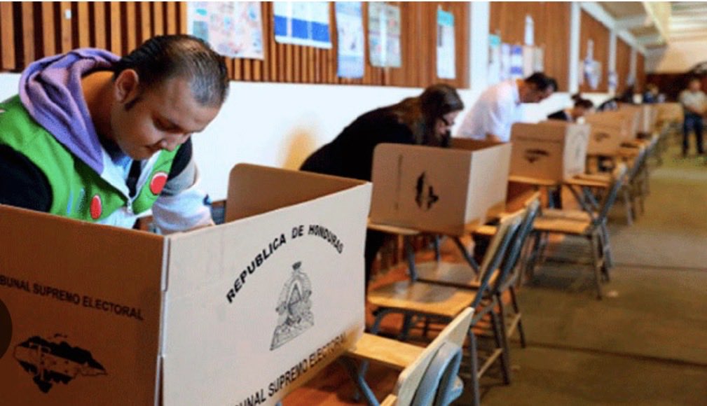 Cuidado salen con reformas electorales cosméticas! 
Éntrenle a la reducción del número de diputados, cambien la representación de los partidos en las mesas electorales, segunda vuelta electoral, que sean votos NO marcas que elijan a los diputados, entre otras reformas urgentes !
