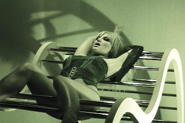 archbritney's tweet photo. agora um lacre https://t.co/npKYgcfqip