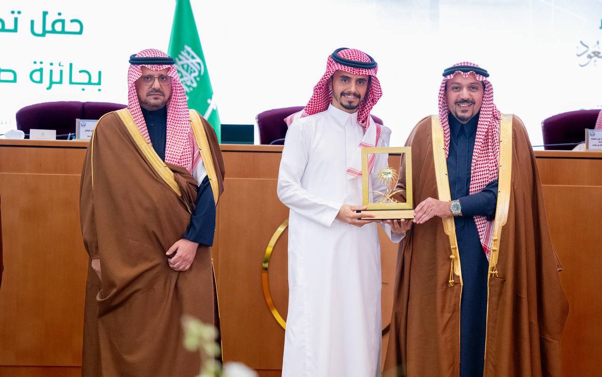 EmarahAlQassim's tweet photo. سمو  #امير_منطقة_القصيم 
يهنئ الفائز عبدالله بن سليمان الرشيد بمناسبة فوزه بـ  #جائزة_صناعة_المحتوى لتميزه في طرح القصص والمعلومات المتنوعة. https://t.co/PIRYSgDL17