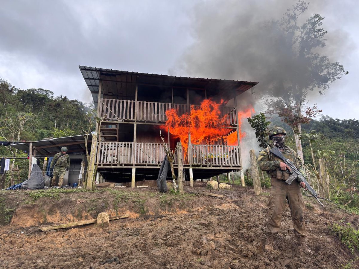 Vector_ecu's tweet photo. #Carchi | Fuerzas Armadas ejecutaron una operación en la frontera norte, sector El Carmen, donde fue neutralizado un campamento de un presunto grupo irregular armado. Hubo un enfrentamiento de 15 minutos, sin bajas militares. 

Se incautó munición, radios, equipos y logística. 

Afectación estimada: USD 120.000. #Noticia
