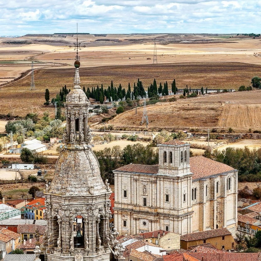 Torre de Santa María e iglesia de Santiago Apóstol. 
📷Alberto Orejas
<a href="/turvalladolid/">Turismo Valladolid</a>

<a href="/ElCampoAmarillo/">Campo Amarillo 🌾</a>
<a href="/CyLEsVida/">Turismo Castilla y León</a>
<a href="/SienteCyL/">Siente Castilla y León</a>
#medinaderioseco #turismocultural #tierradecampos #loves_spain #turismocastillayleón