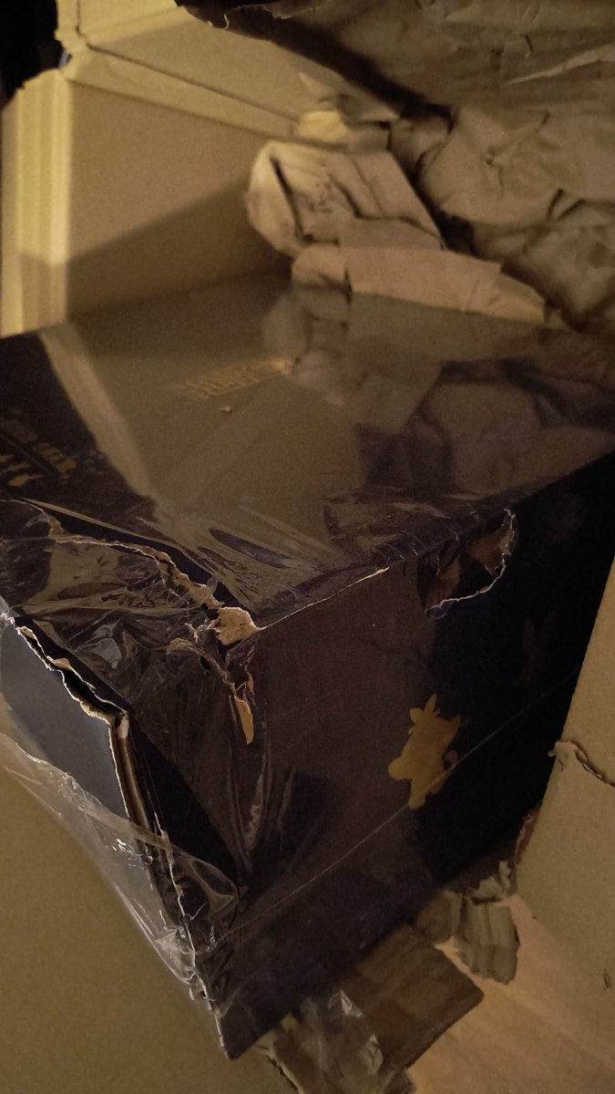 Timboooo11's tweet photo. @DHLPaket Hallo Dhl Support, ist das eigentlich richtig, dass ein Paket von euch nachverpackt und zugestellt wird, wenn der Inhalt offensichtlich komplett beschädigt wurde? Und was muss ich jetzt tun?! https://t.co/UbUFYuBlg4