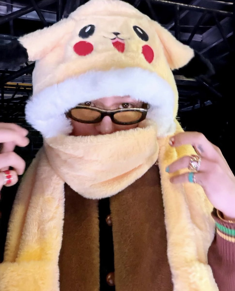 it’s Jiyong and his silly hats against the world