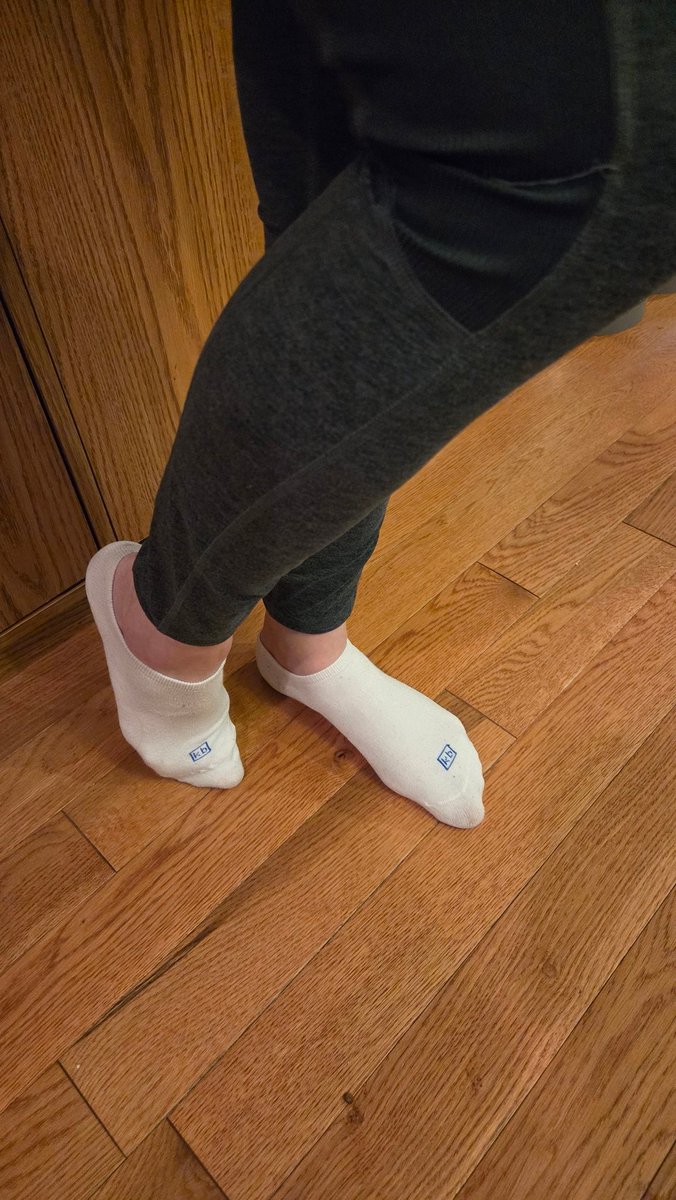 leggingsgirl15's tweet photo. Are white kb socks your favorite too? 🥰

#socks #feet #whitesocks #ootd #anklesocks #noshowsocks #kbsocks https://t.co/Q388cxJw8N